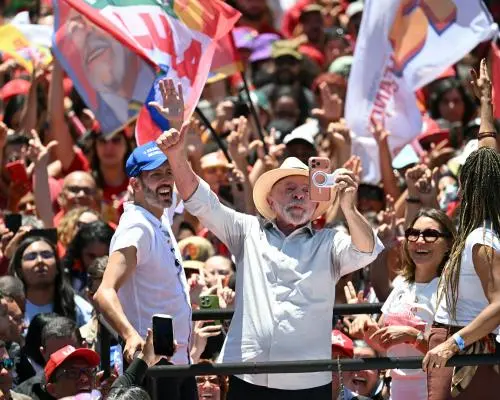 Cum a câștigat Lula puterea fără să aibă smartphone
