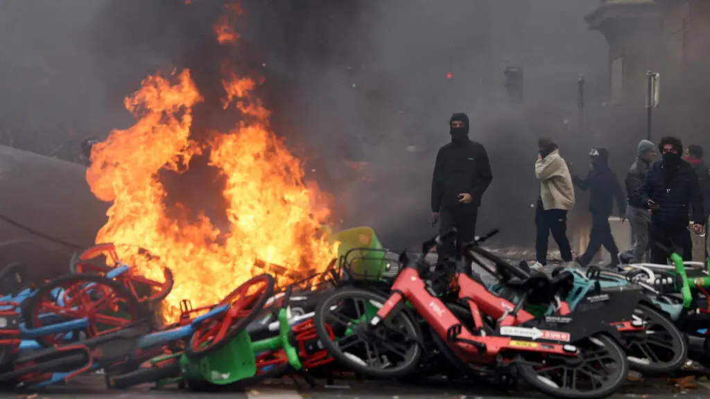 Paris interzice protestele după violențe; Macron îl atacă pe Trump