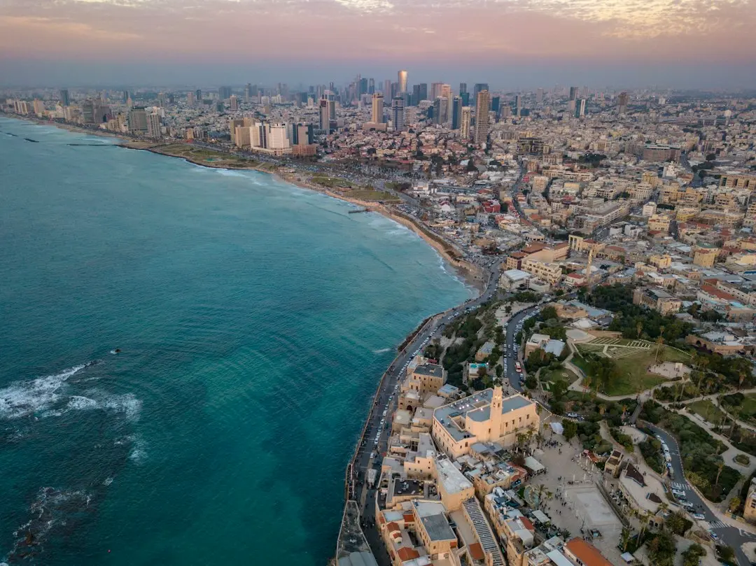 Cetățeni israelieni se adună în Piața Ostaticilor din Tel Aviv pentru anchetă independentă a erorilor de securitate