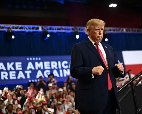 Trump cere alegătorilor să se prefacă că e pe buletinul de vot
